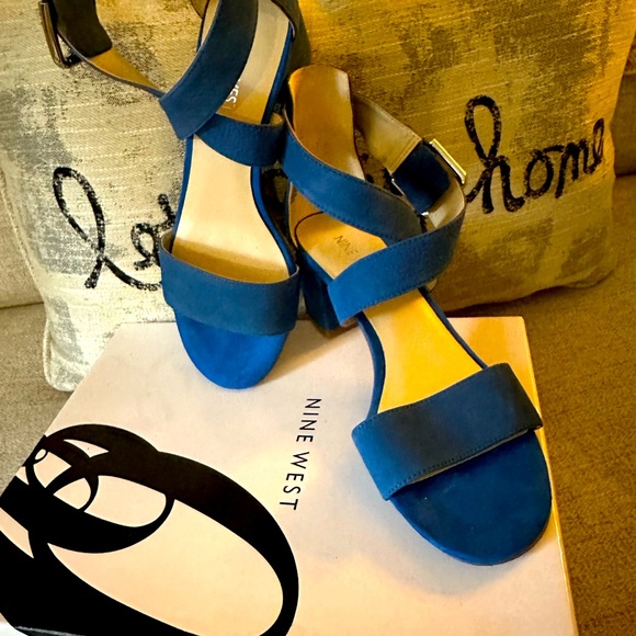 women Sandals - Picture 1 of 6